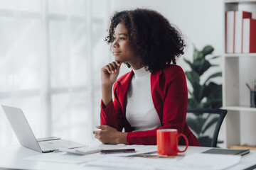 Obraz premium Young business woman worried about problem at work and stressed about problem with laptop computer.