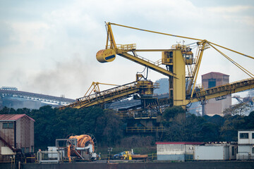 石炭を運搬する重機