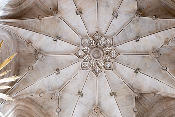 Bóveda estrellada en el tejado de la Catedral de Burgos con preciosos detalles de piedra.