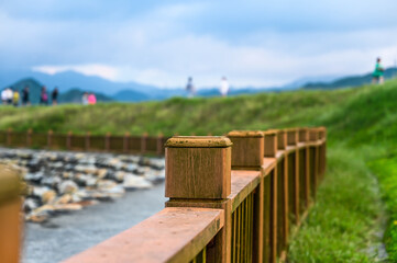 Fototapeta na wymiar Wooden railing in the park.