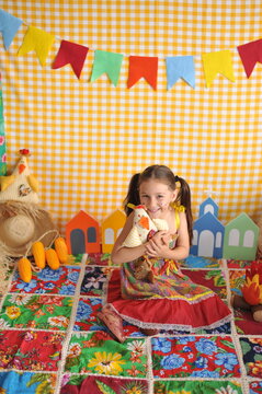 menina feliz em feriado caipira 