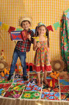 crianças felizes feriado festa junina colorida infantil 
