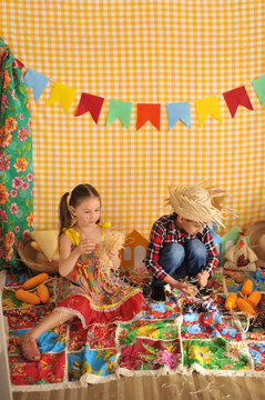 crianças felizes feriado festa junina colorida infantil 