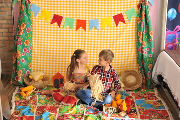 crianças felizes brincando em festa caipira, decoração presente festa junina 