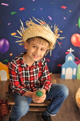 criança feliz em festa caipira, festa junina 