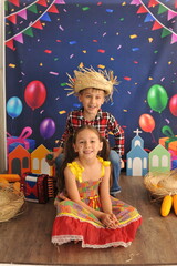 crianças felizes brincando em festa caipira, decoração presente festa junina 