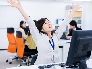 仕事が終わり開放感に浸るビジネスパーソン