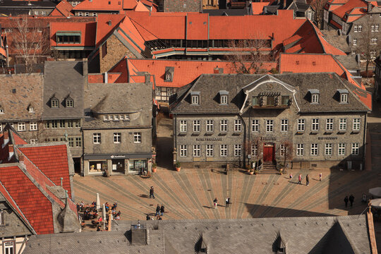 Marktplatz in Goslar im Fokus; Ostseite von der Marktkirche gesehen