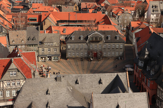 Goslarer Markplatz im Fokus; Ostseite von der Marktkirche gesehen