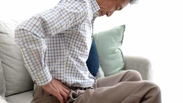 腰の痛みを訴える日本人男性