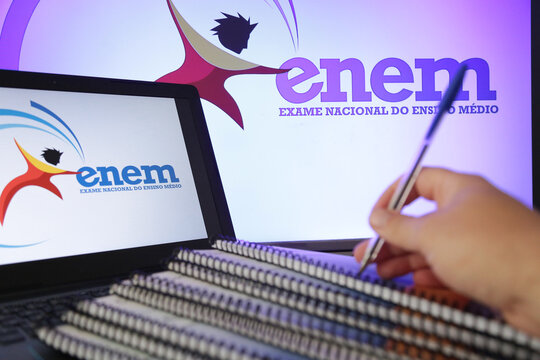 Aplicativo do Enem estudo na m&atilde;o com caneta e caderno.