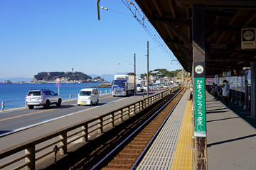 快晴の海が目前に広がる江ノ電・鎌倉高校前駅
