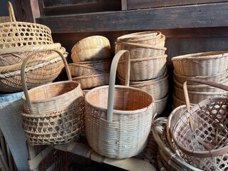 古いレトロな手編みの竹かご
