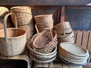 古いレトロな手編みの竹かご