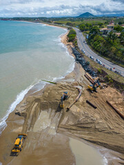 Imagem aérea de obras de engorda da faixa de areia da Praia de Meaípe no litoral do Espírito...