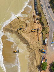 Imagem aérea de obras de engorda da faixa de areia da Praia de Meaípe no litoral do Espírito...
