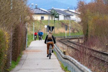 Fahrrad auf einem Weg neben einer Bahnstrecke / Zug / Bahn