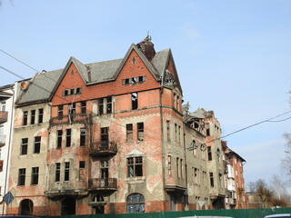 Fototapeta premium run-down german house in tcherniakhovsk, russia, former insterburg, east prussia 