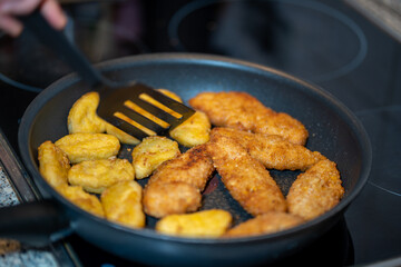 Chicken Nuggets in der Pfanne