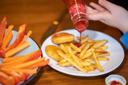 Kinderteller Pommes mit Ketchup 