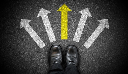 Fototapeta premium Black business shoes and five chalky arrows on asphalt - choice concept