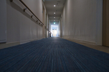 誰もいない暗く奥に向かうホテルの廊下