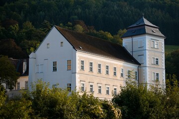 Obraz premium Monastery in an Alpine town in Austria at sunset.