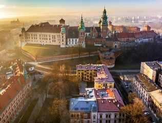 Widok Zamku Królewskiego na Wawelu o wschodzie słońca z drona - obrazy, fototapety, plakaty