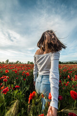 Ragazza felice in campo di fiori al tramonto - Pensieri - concept - Happyness