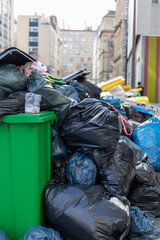 poubelles entassées pendant les grèves des éboueurs