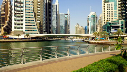 Dubai Jumeirah mit Schiff auf Meeresarm zwischen imposanten Hochhäusern und schöner Promenade