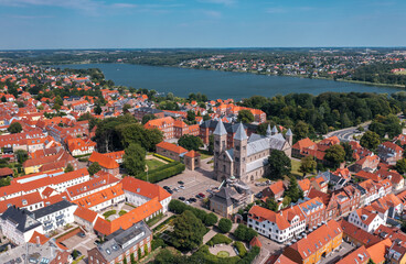 Obraz premium Letni krajobraz miasta Viborg, Midtjylland, Dania. Widok z lotu ptaka na panoramę starego miasta.