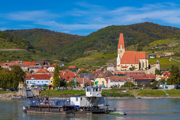 Fototapeta na wymiar Wachau valley with Weisenkirchen in der Wachau and Danube river, UNESCO site, Austria