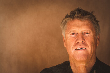 Ungeniert mit Zahnlücke