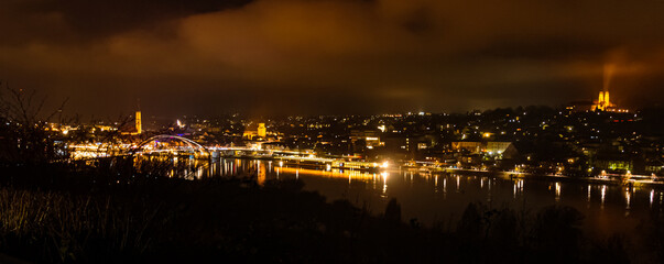 Obraz premium The swimming christmas market 2022 at night with reflections at Vilshofen, Danube, Bavaria, Germany