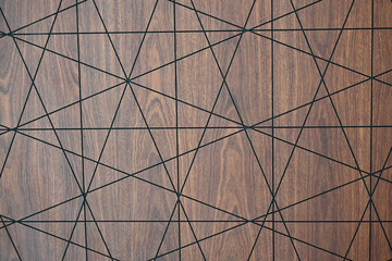Fondo abstracto con formas cruzadas y lineas oscuras sobre superficie de madera en tonos marrones