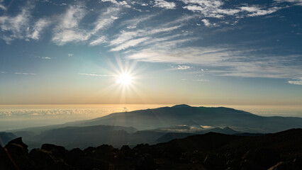 Traumhafter Sonnenaufgang beobachtet vom Berg Piton des Neiges auf der Insel La Réunion im...