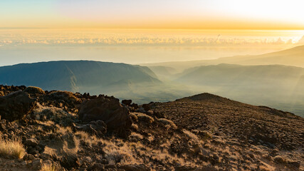 Fototapeta na wymiar Traumhafter Sonnenaufgang beobachtet vom Berg Piton des Neiges auf der Insel La Réunion im Indischen Ozean (Frankreich)