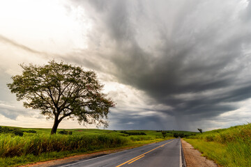 Nuvens de chuva na estrada
