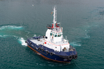 Naklejka premium tugboat in the sea water. marine tugboat in sea. photo of tugboat. tugboat outdoor