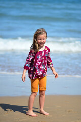 Fototapeta na wymiar A little girl is enjoys the beach