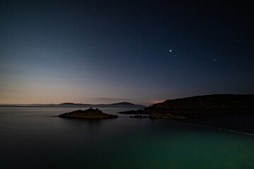 Fototapeta na wymiar view of the ocean at night