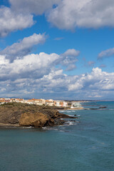 Méditerranée et quartier des falaises du Cap d'Agde depuis les falaises volcaniques aux couleurs caractéristiques
