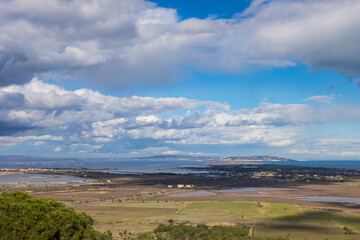 Obraz premium Vue sur la Réserve Naturelle du Bagnas et, au loin, sur le Mont Saint-Clair, par un temps nuageux depuis le Mont Saint-Loup à Agde