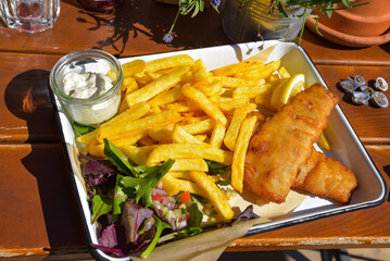 Fisch und Chips mit Salatbeilage