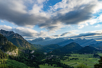 Blick in die Allgäuer Berge mit Schloß Neuschwanstein