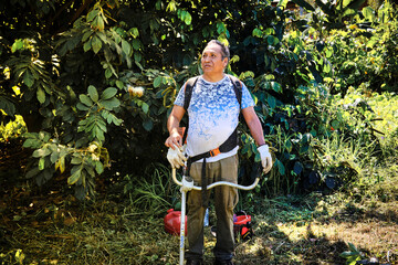 Obraz premium Bolivian gardener working on a farm
