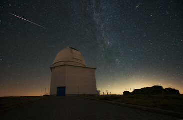 Fototapeta premium Telescope in observatory at starry night