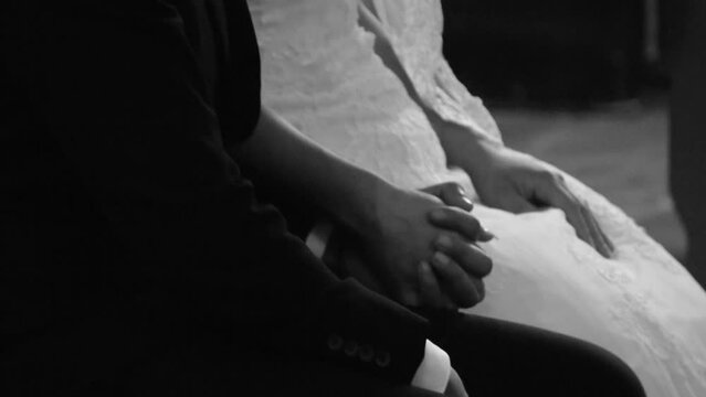 novios tomados de la mano en su boda 
