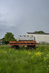 Anhänger mit Tank bei Regen/Gewitter